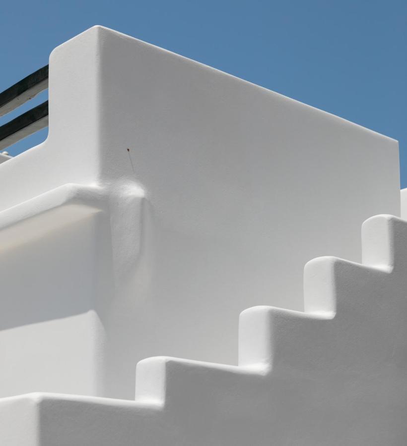 Naxos White Concept